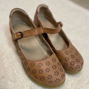 Tan Leather Alegria Babydoll Clogs